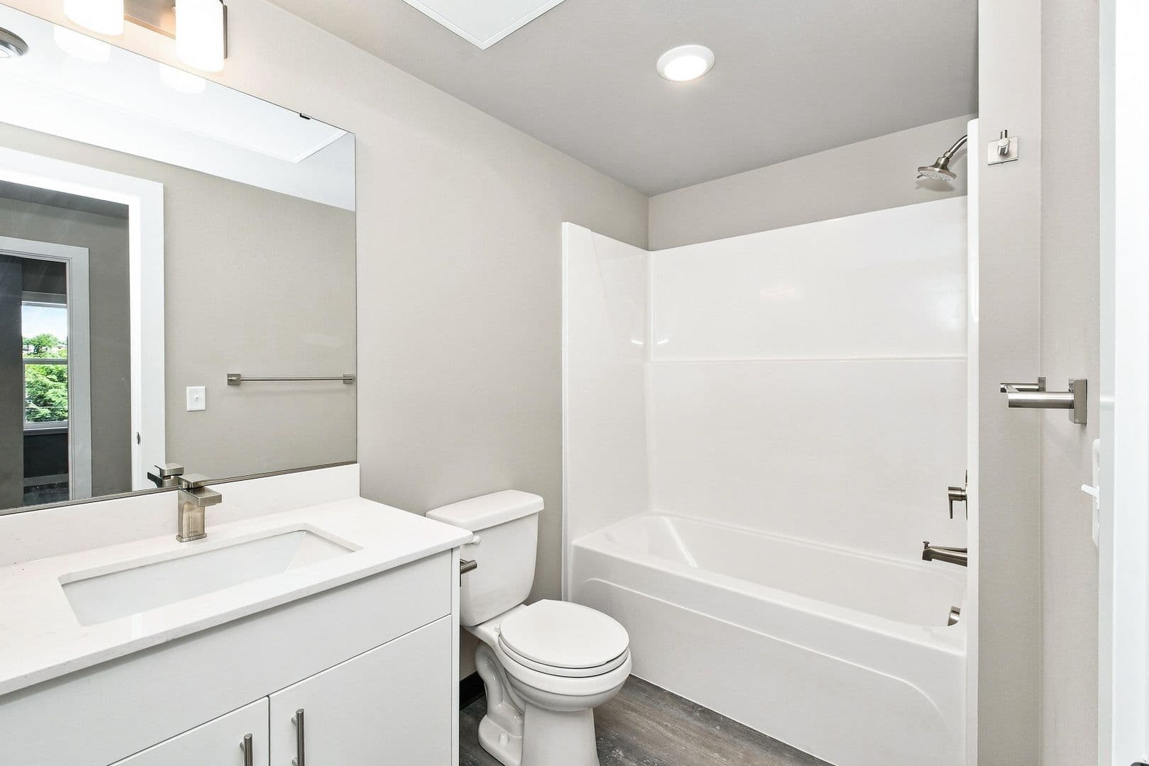 Bellingham Apartment: 2418 Verona Street