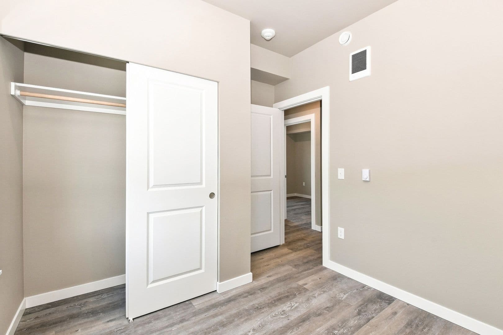 Bellingham Apartment: 2418 Verona Street