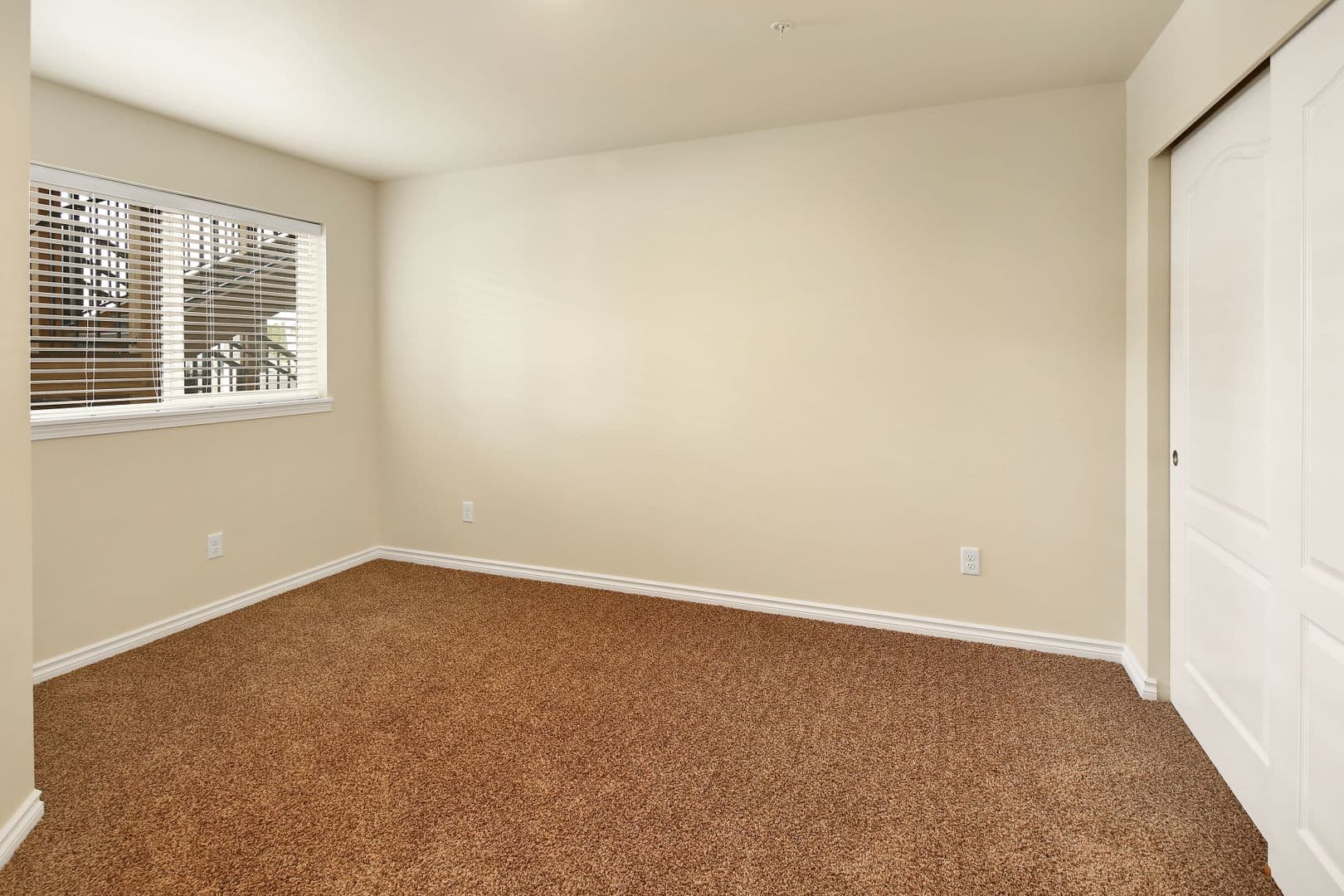 Lynden Apartment: 8874-8878  Depot Road