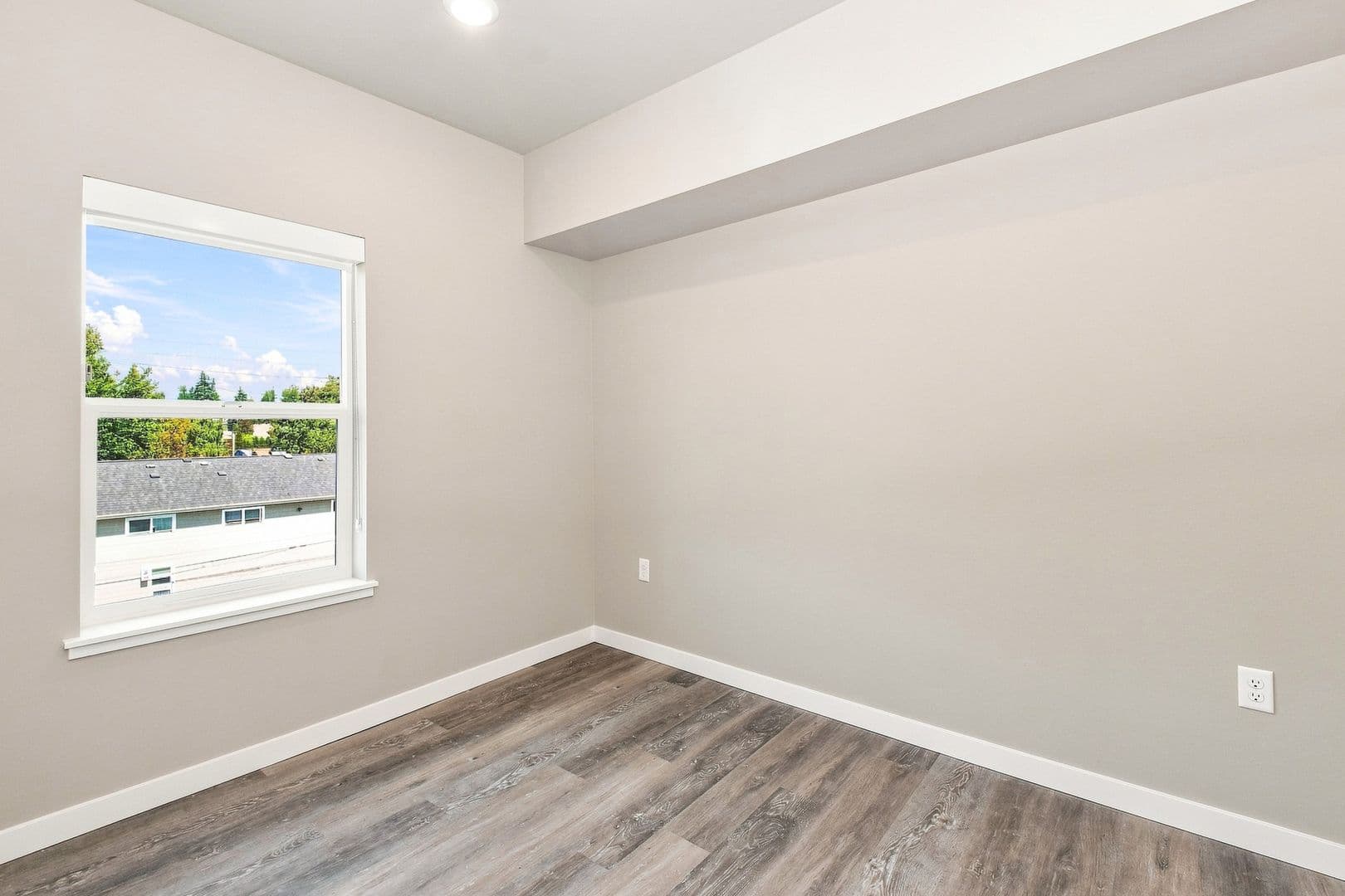 Bellingham Apartment: 2418 Verona Street