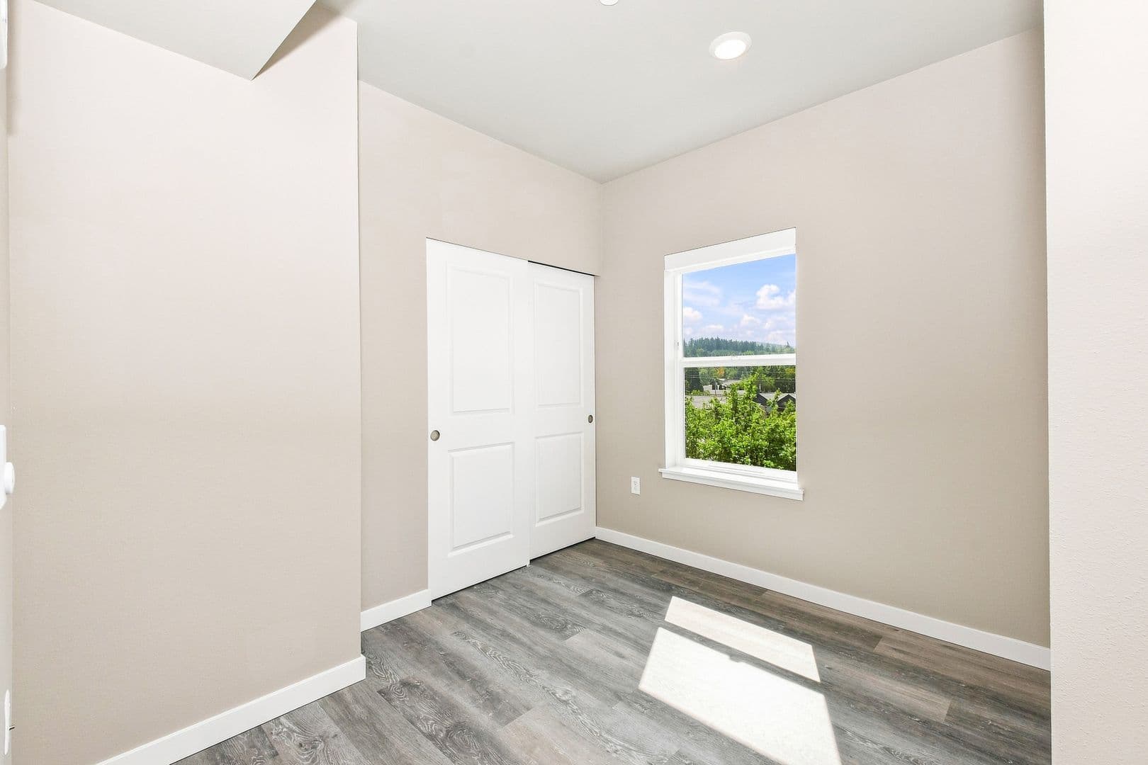 Bellingham Apartment: 2418 Verona Street