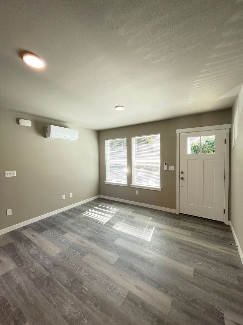 Bellingham Apartment: 2418 Verona Street