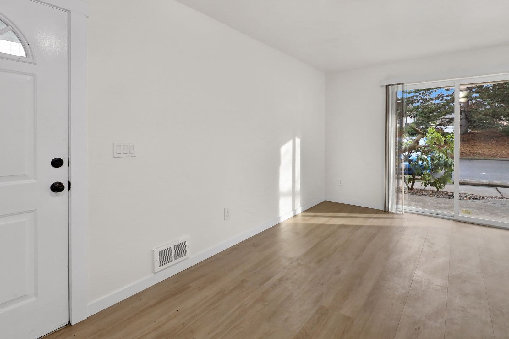 Bellingham Apartment: 1401-1405 E Sunset Dr