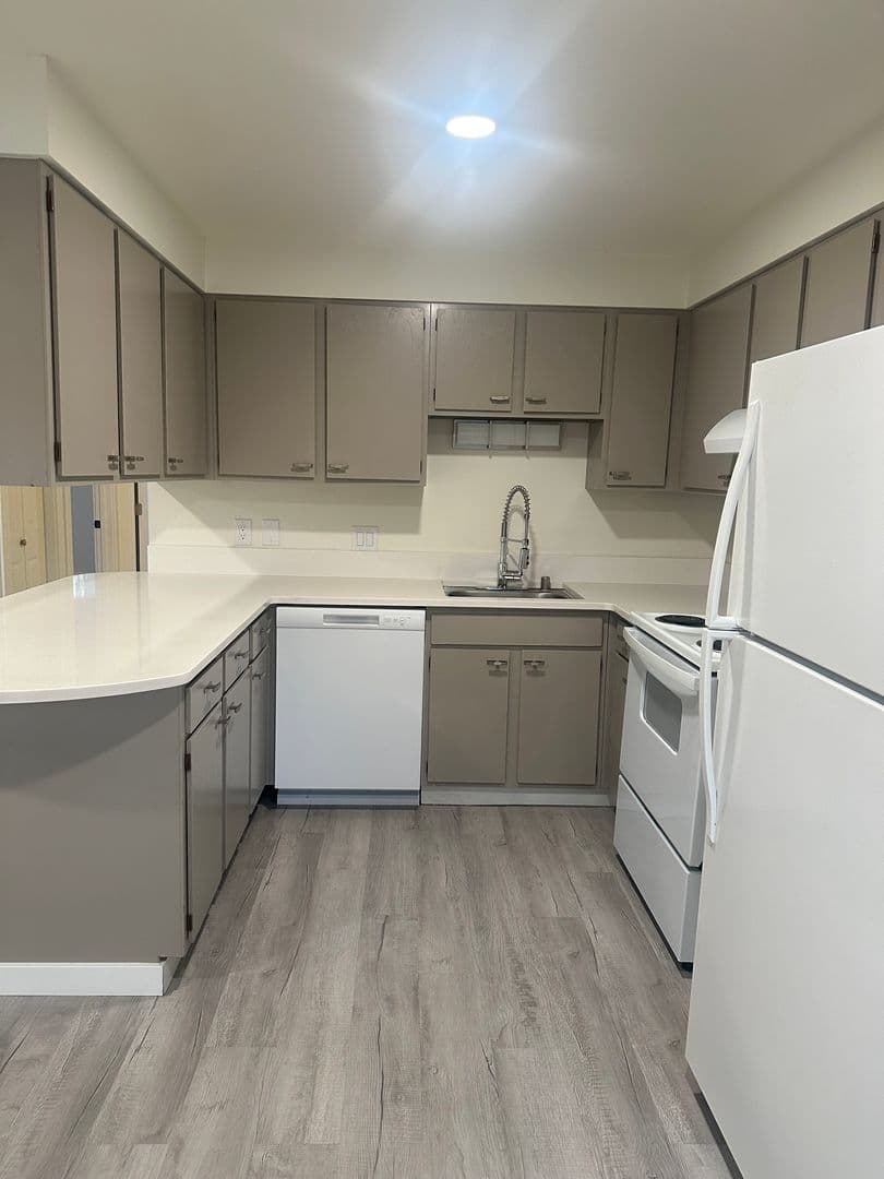 Bellingham Apartment: 1500 E Victor St