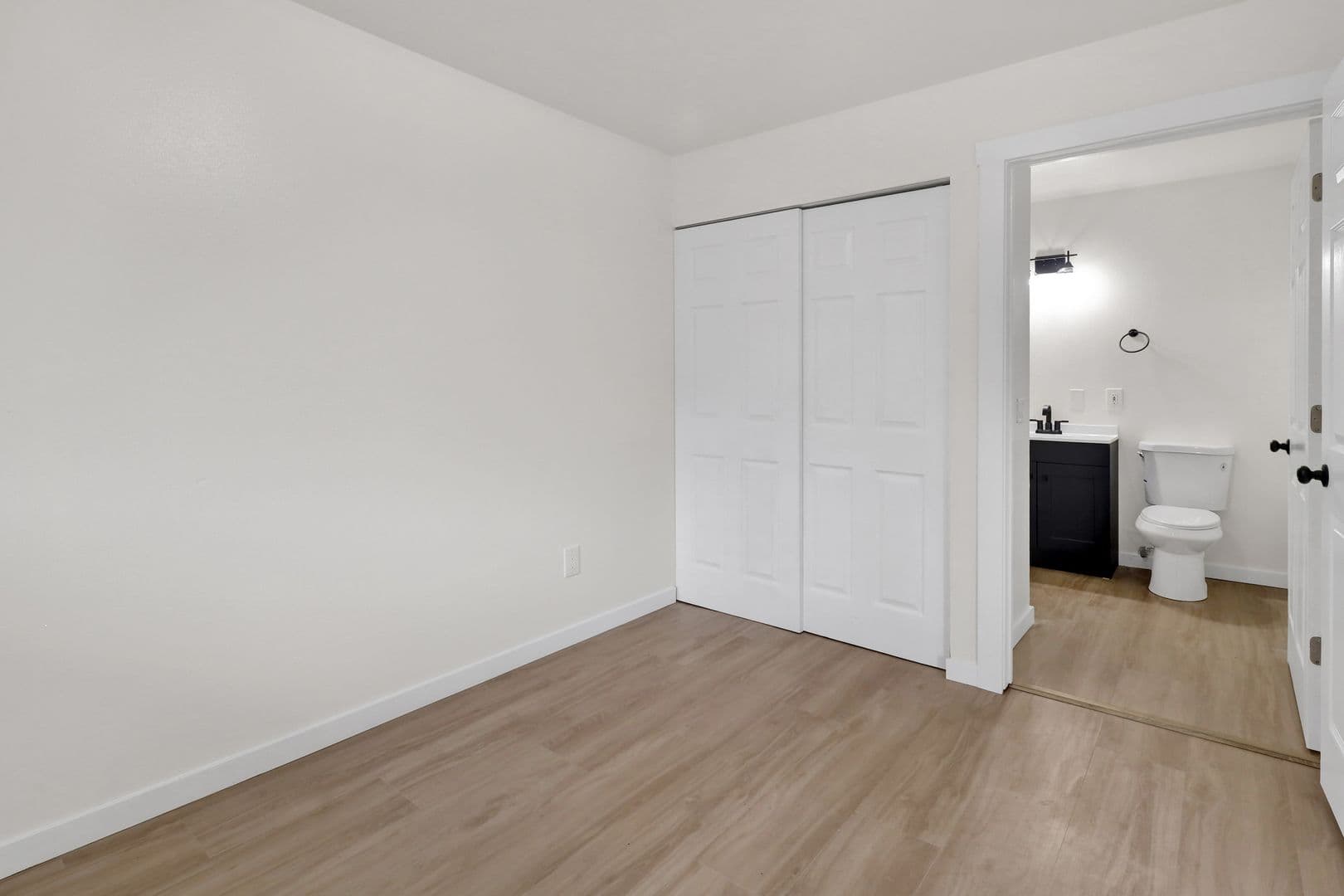 Bellingham Apartment: 1401-1405 E Sunset Dr