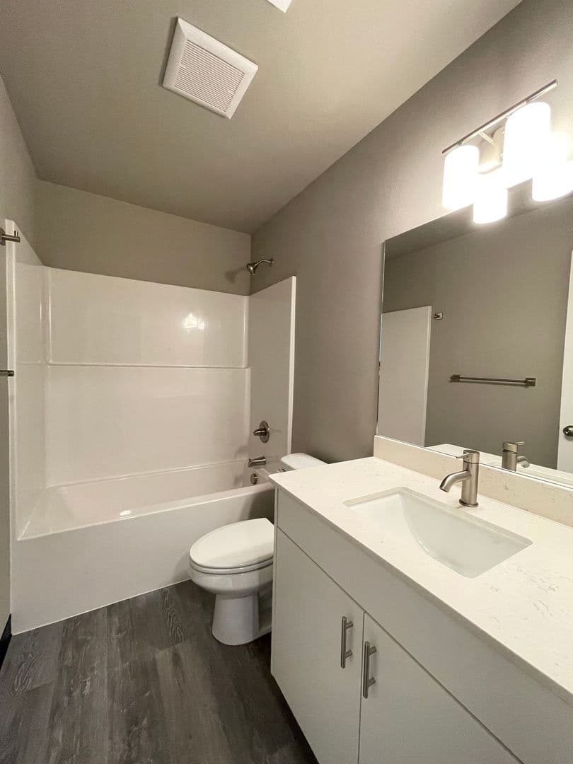 Bellingham Apartment: 2418 Verona Street