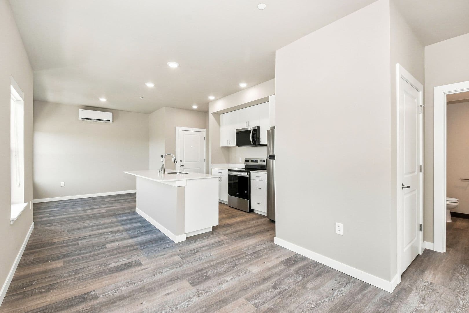 Bellingham Apartment: 2418 Verona Street