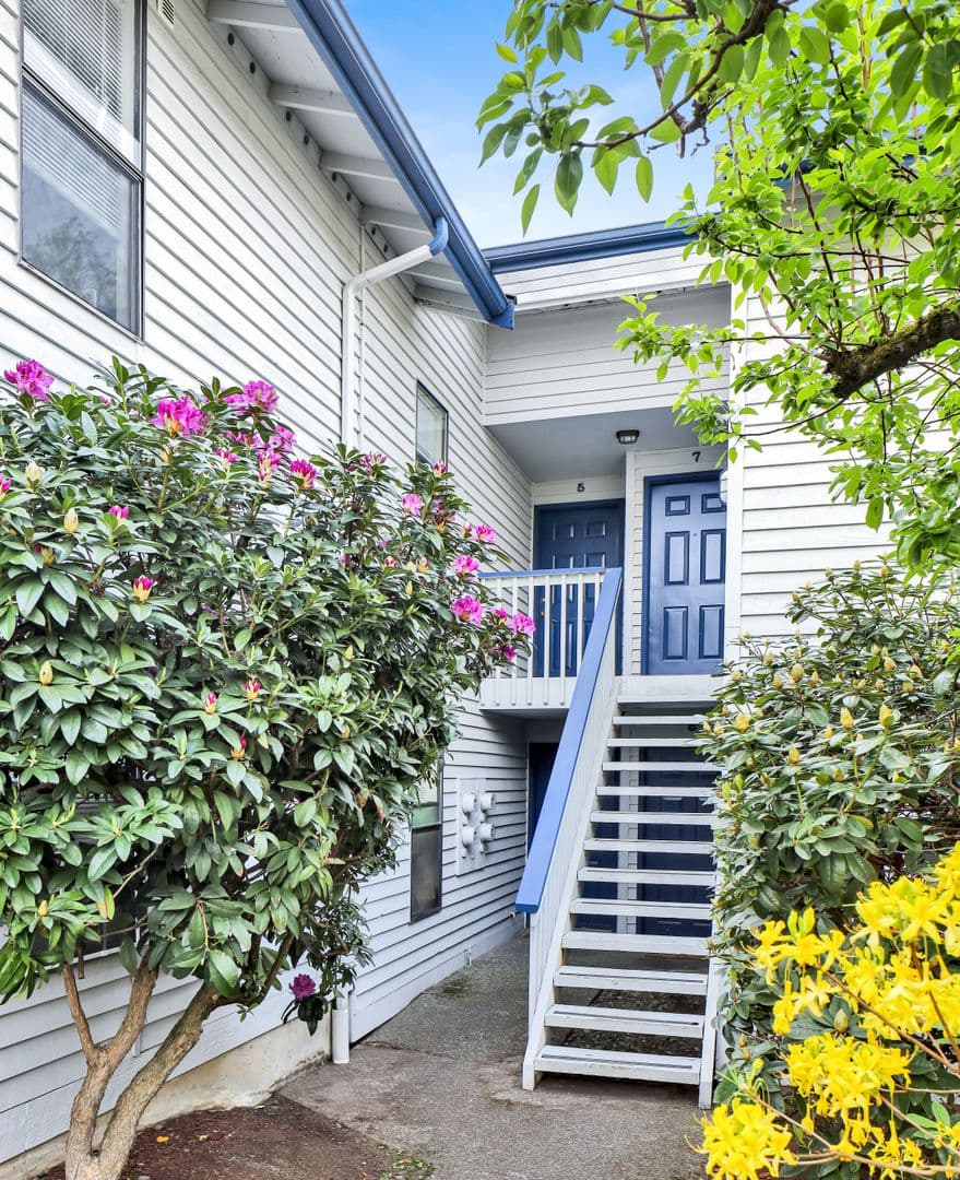 Bellingham Apartment: 2502-2506 Douglas Avenue