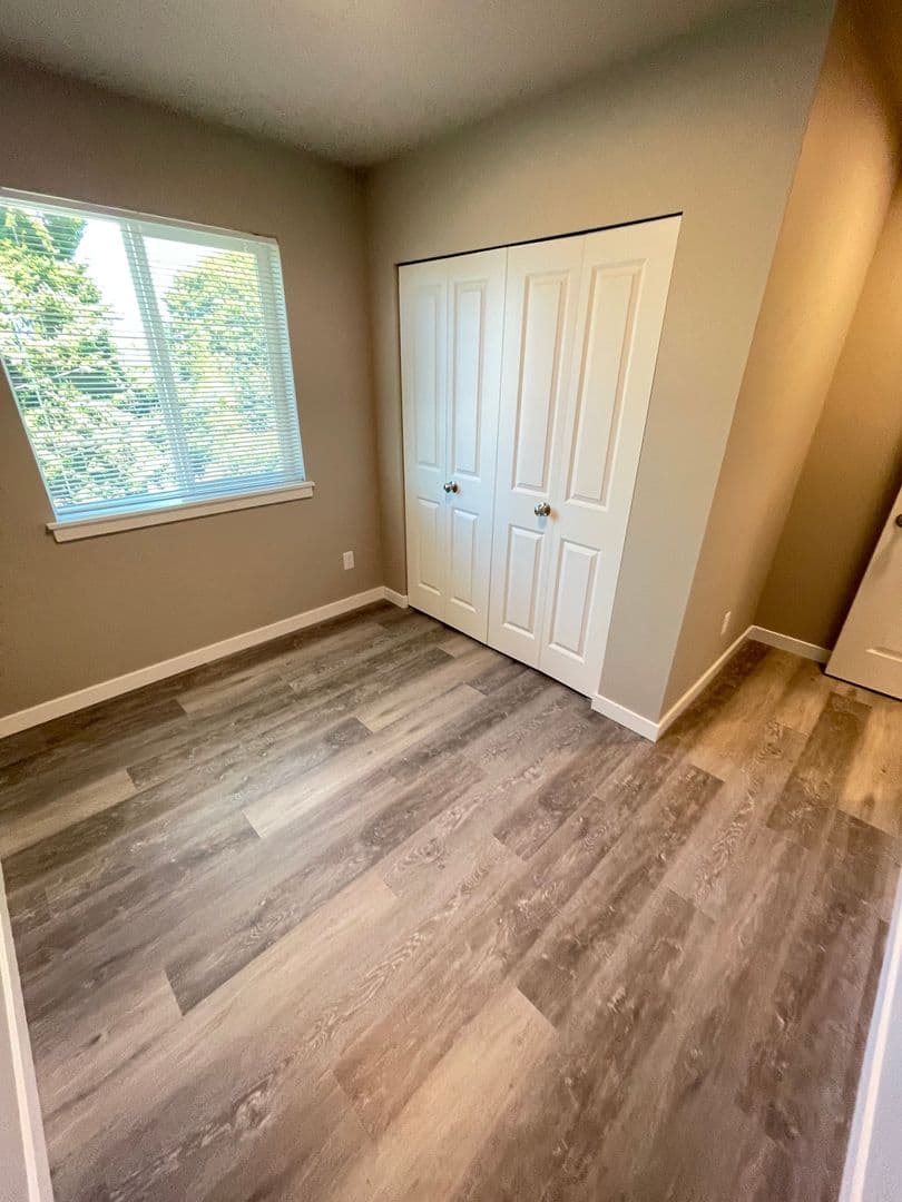 Bellingham Apartment: 2418 Verona Street