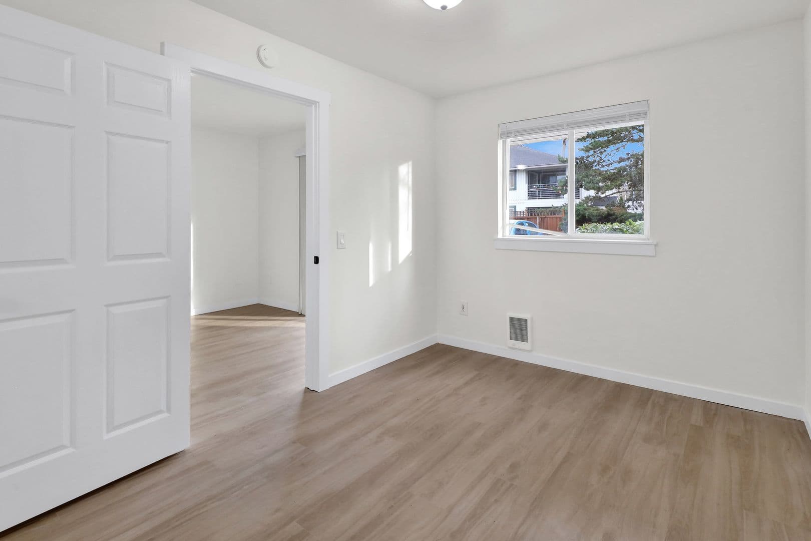 Bellingham Apartment: 1401-1405 E Sunset Dr