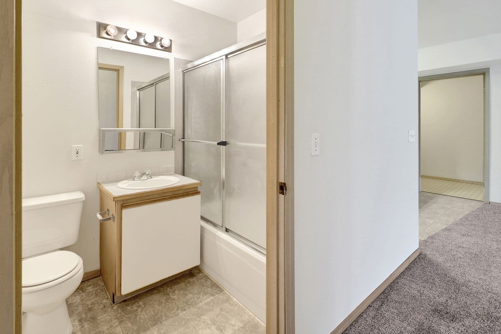 Bellingham Apartment: 2170 Douglas Avenue
