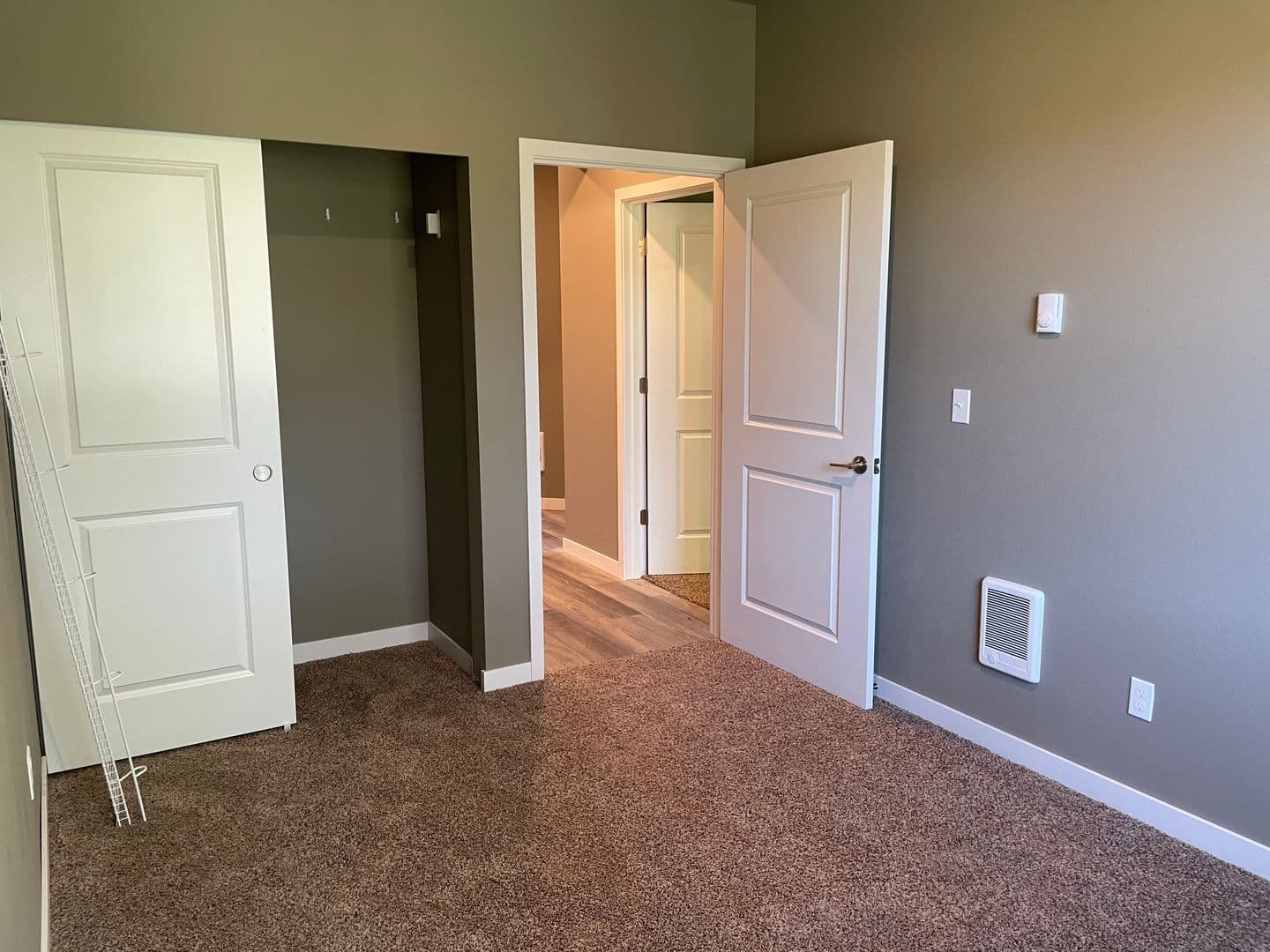 Bellingham Apartment: 3613 Consolidation Avenue