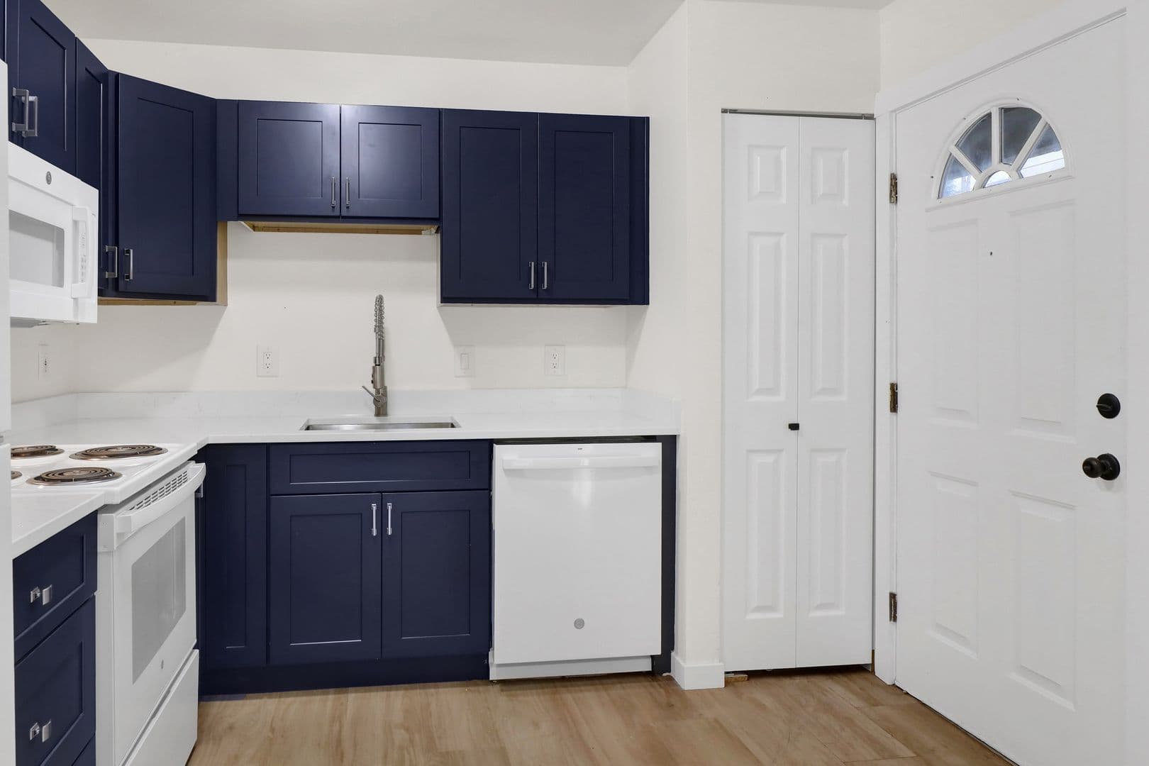 Bellingham Apartment: 1401-1405 E Sunset Dr