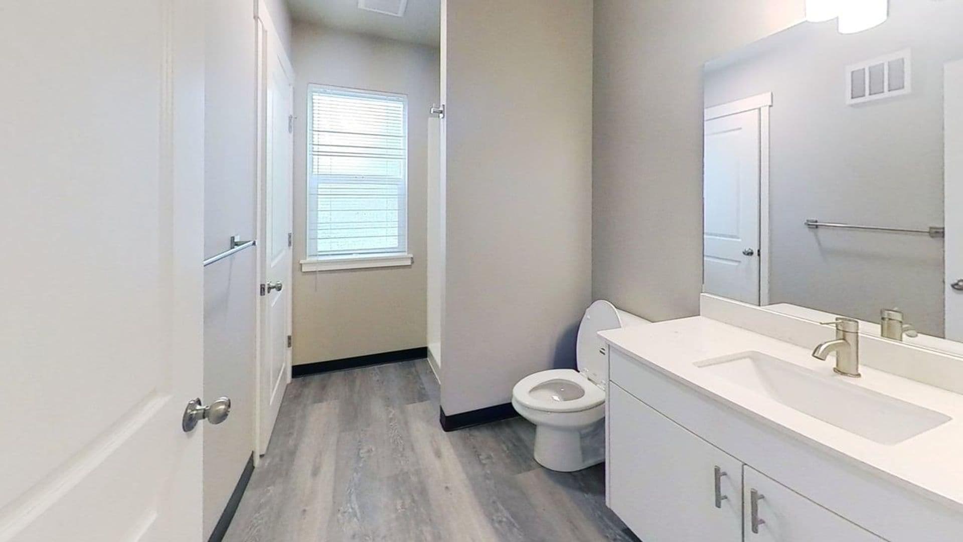 Bellingham Apartment: 2418 Verona Street