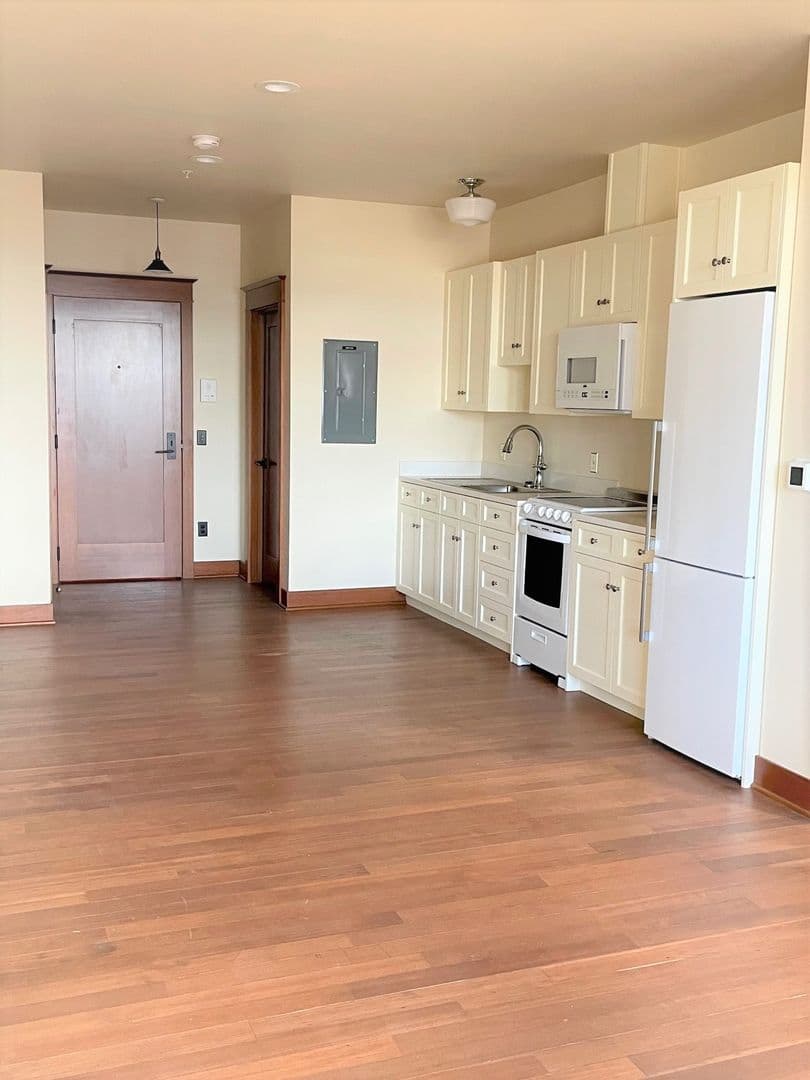 Bellingham Apartment: 704 W Holly