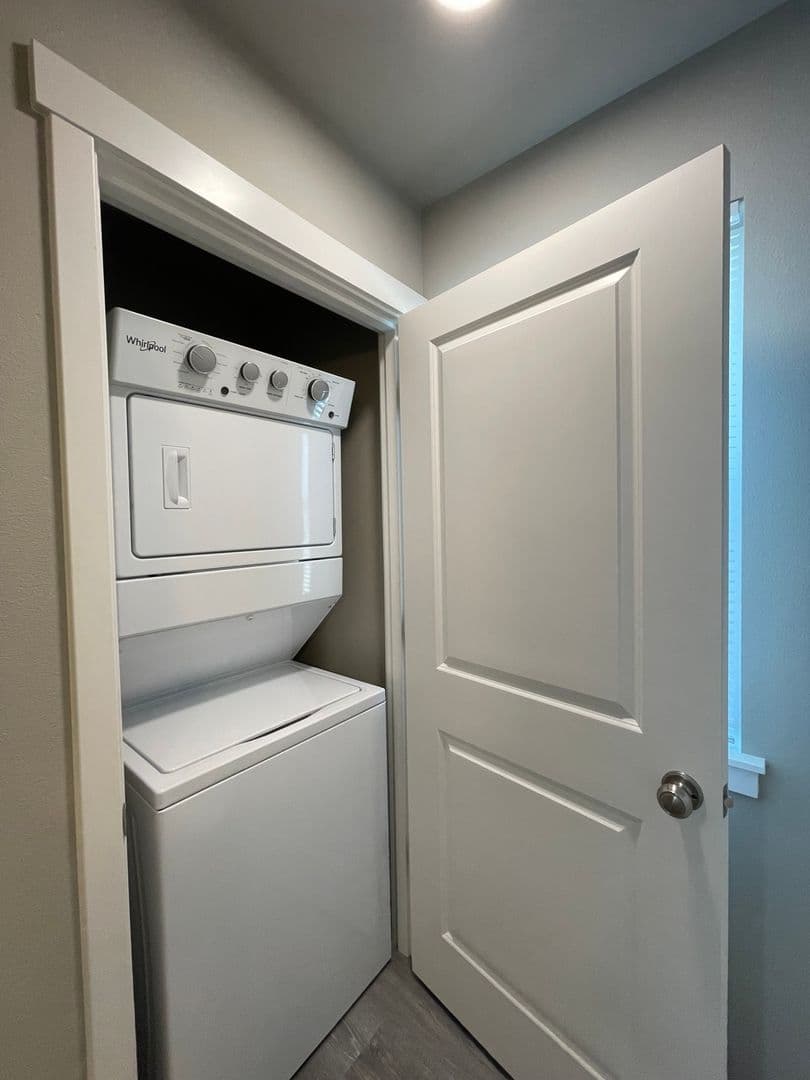 Bellingham Apartment: 2418 Verona Street