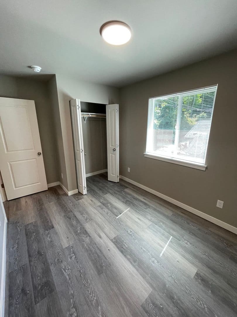 Bellingham Apartment: 2418 Verona Street