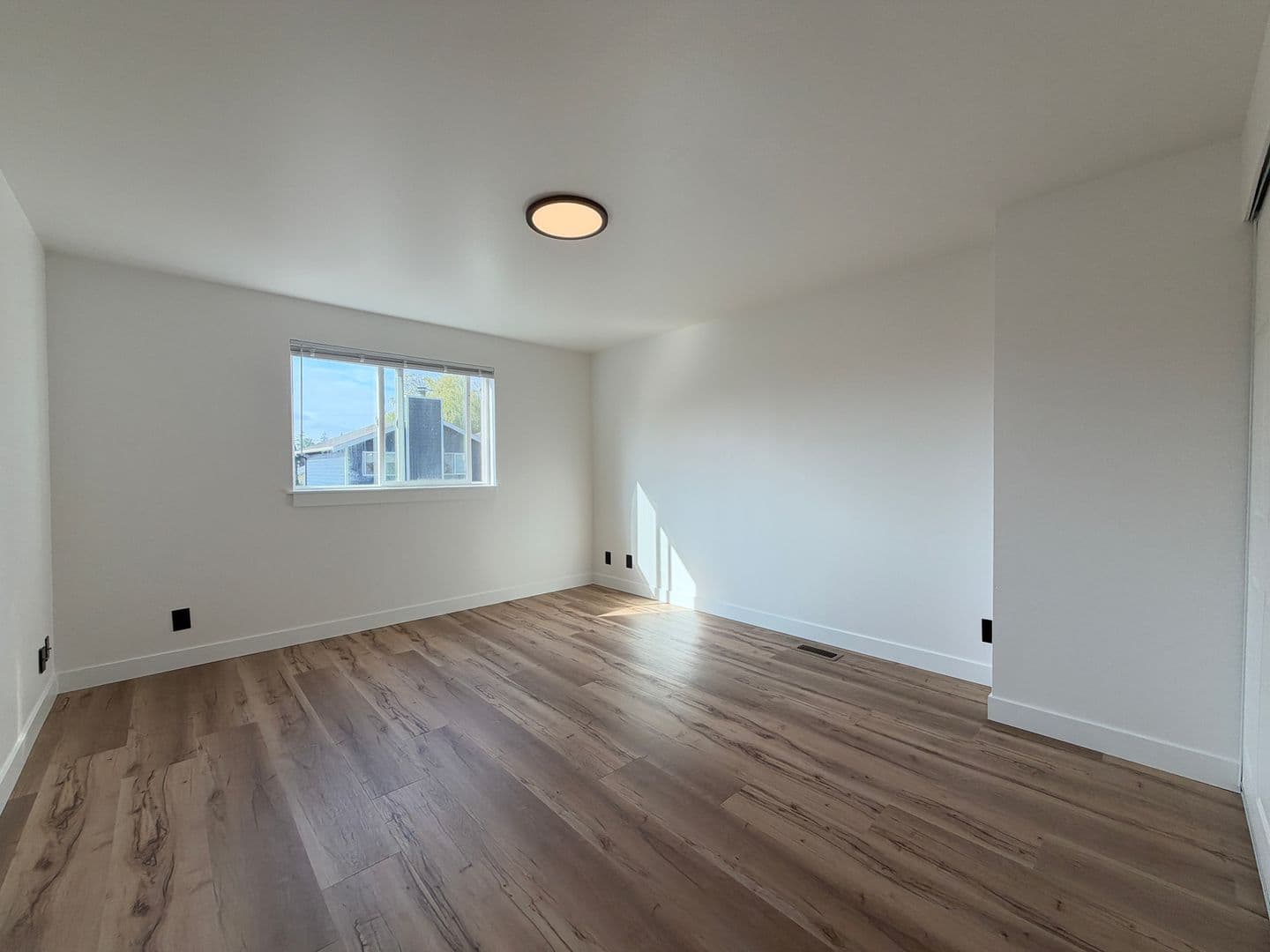 Bellingham Apartment: 2720-2722 St Paul Ct
