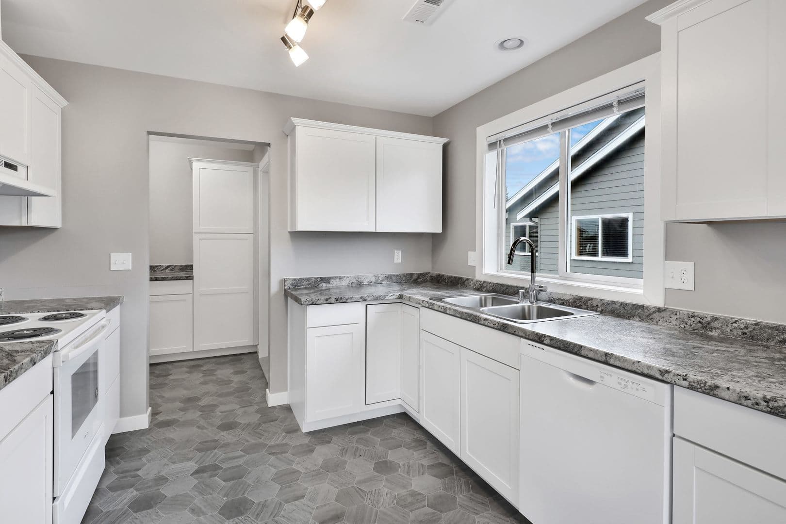 Lynden Apartment: 521 Main Place