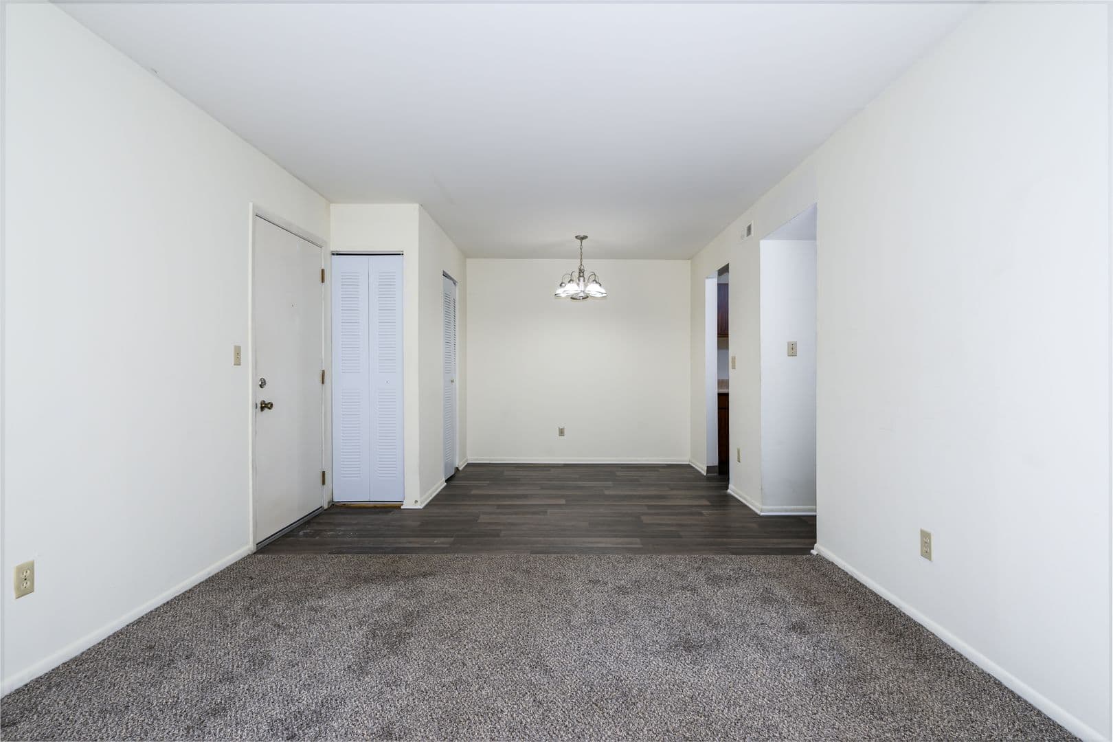 St. Louis Apartment: 10900 Oak Forest Parkway Dr