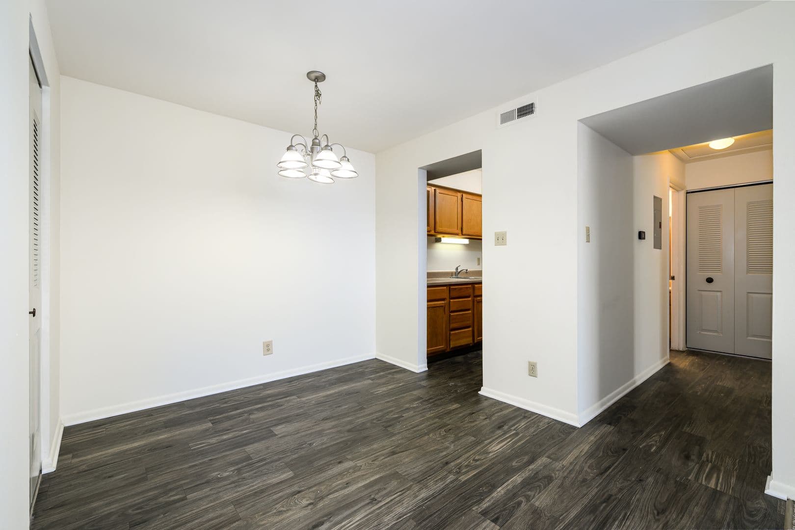 St. Louis Apartment: 10900 Oak Forest Parkway Dr