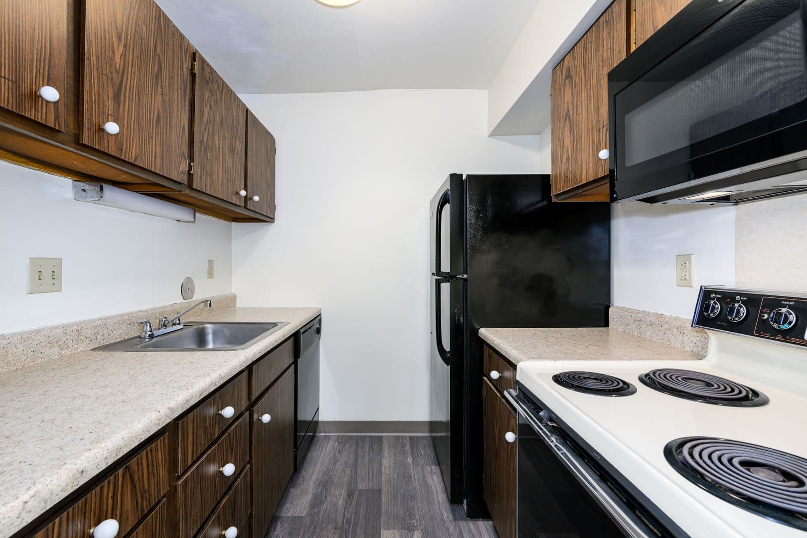 St. Louis Apartment: 10900 Oak Forest Parkway Dr