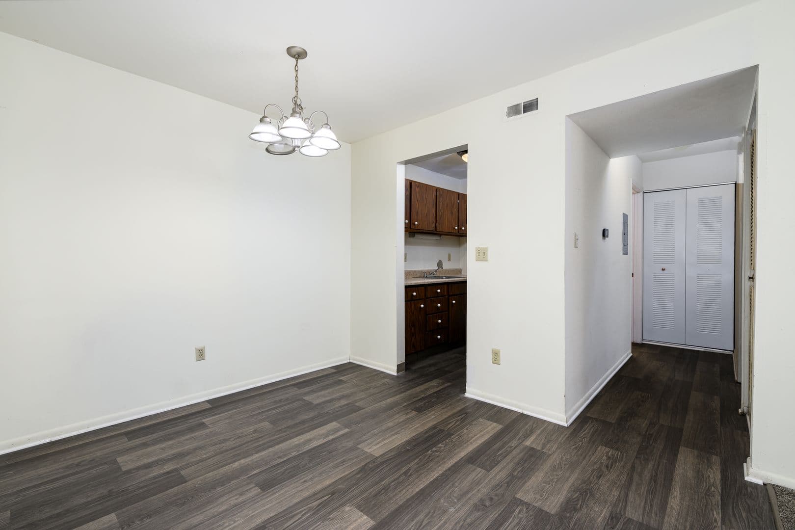 St. Louis Apartment: 10900 Oak Forest Parkway Dr