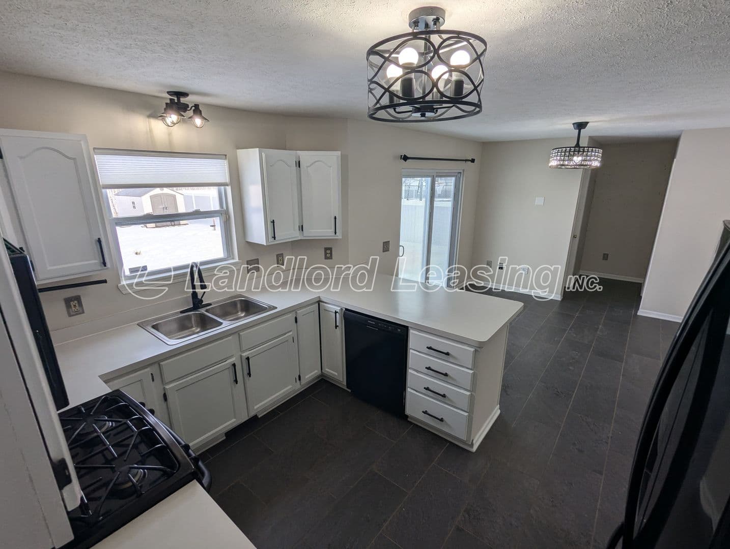 North Ridgeville House: 35330 Oxford Court