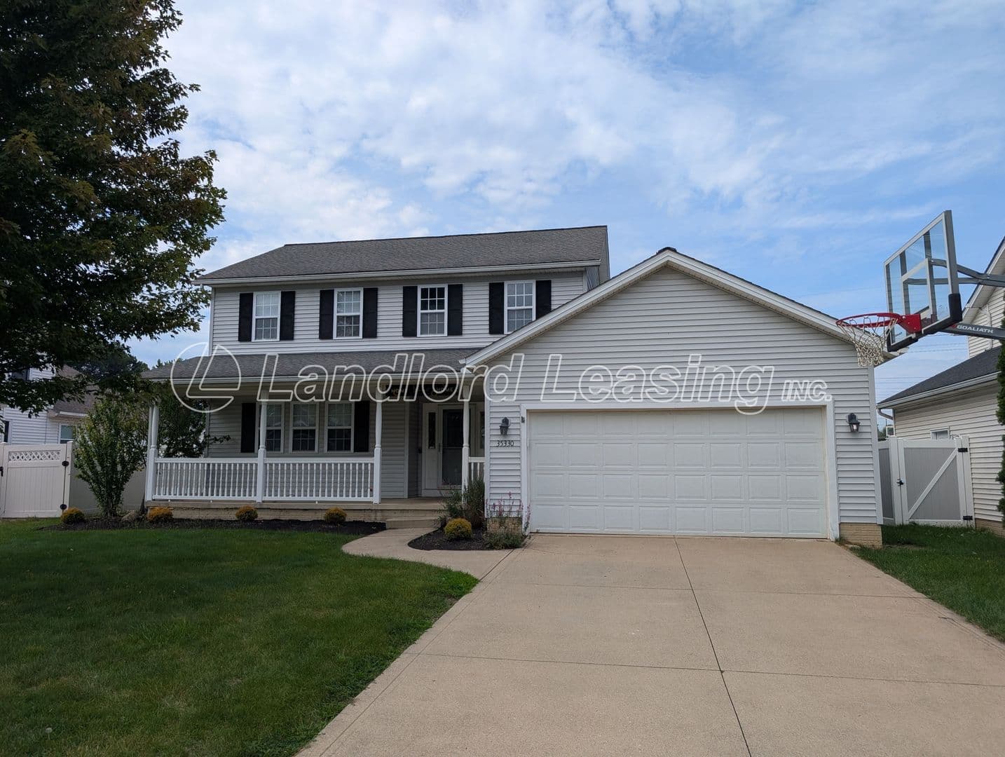 North Ridgeville House: 35330 Oxford Court