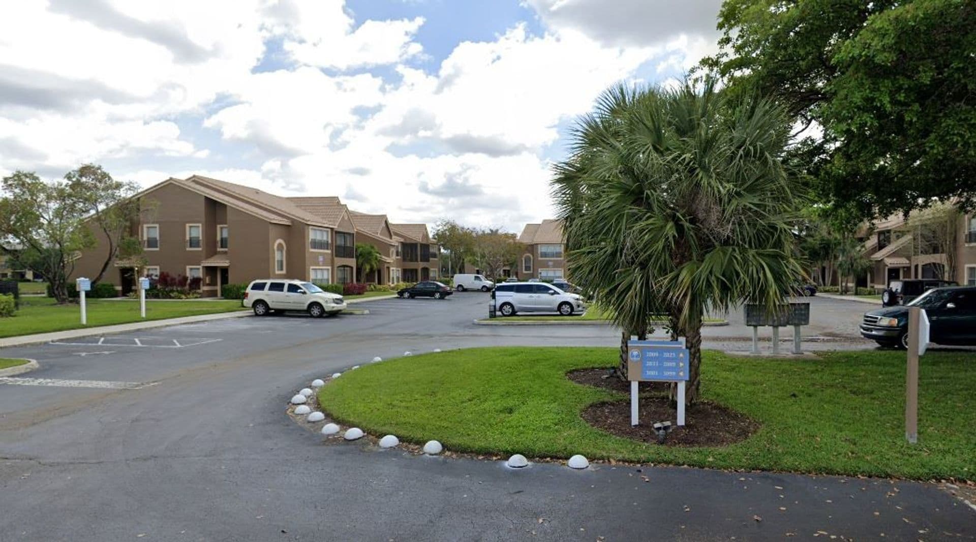 Coral Springs Apartment: 2801 Northwest 91st. Ave.
