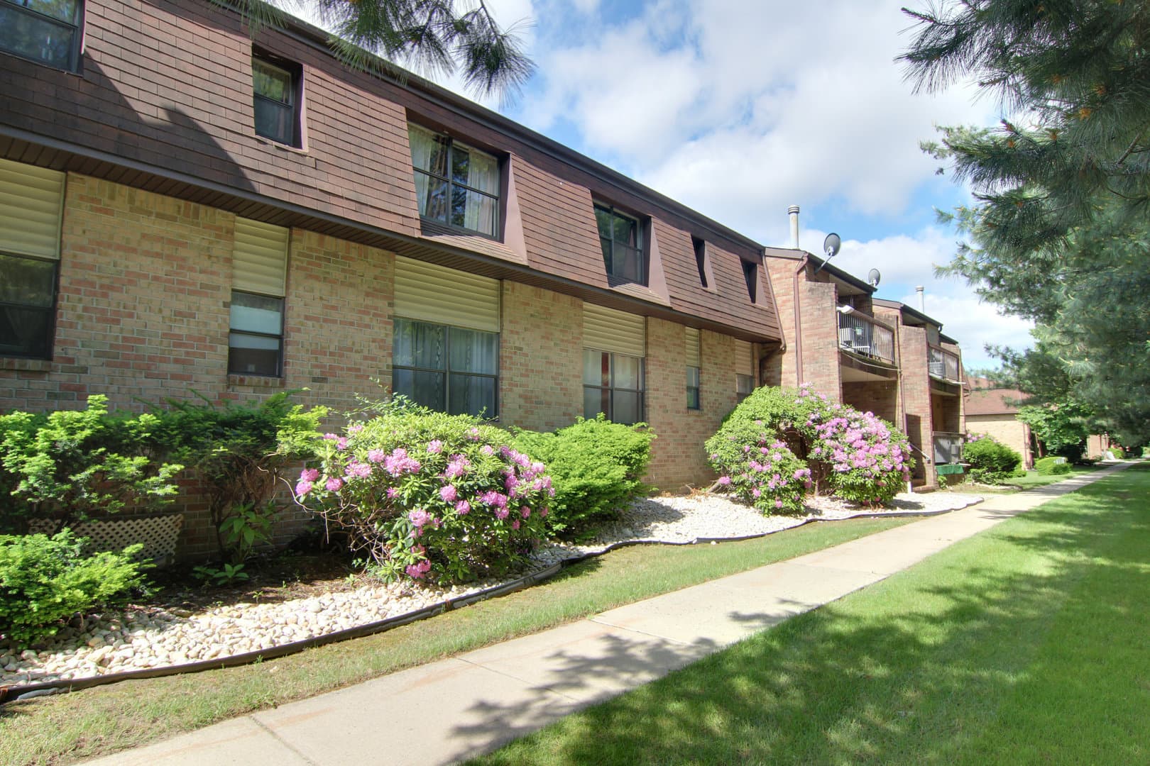 Keasbey Apartment: 1200 Sunnyview Oval