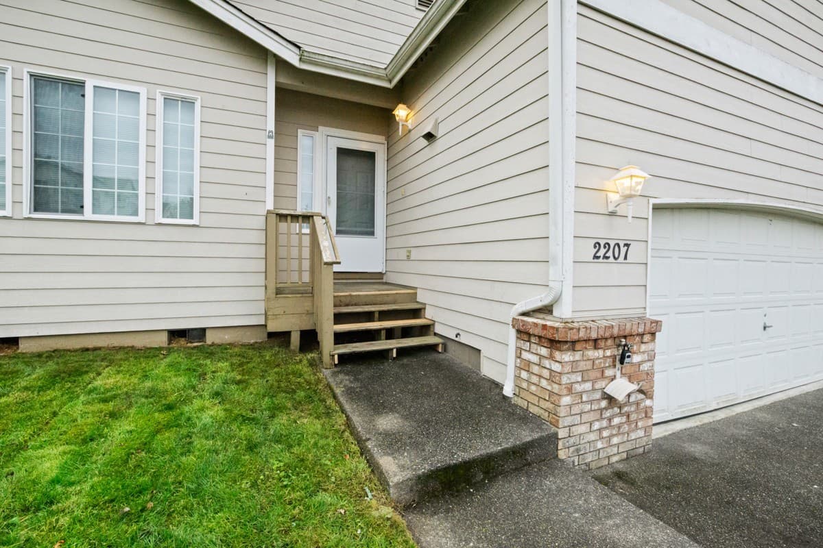 Des Moines House: 2207 S 252nd Place