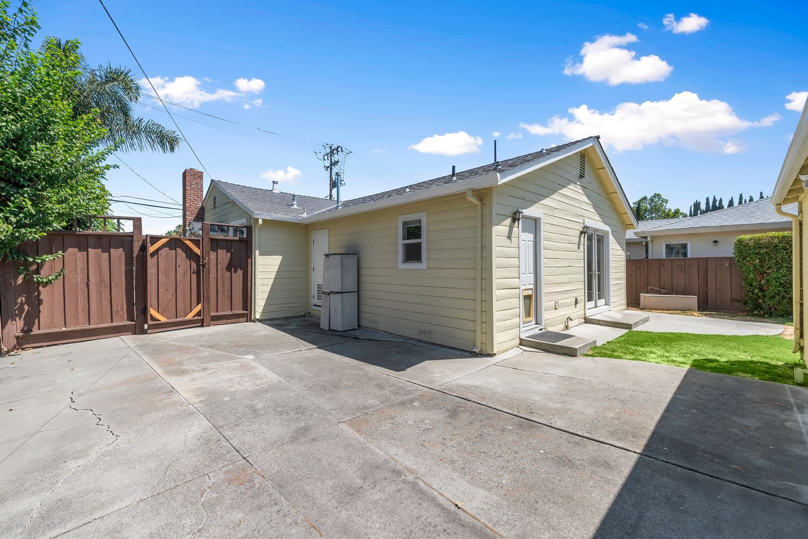 San Jose House: 560 W Virginia Street
