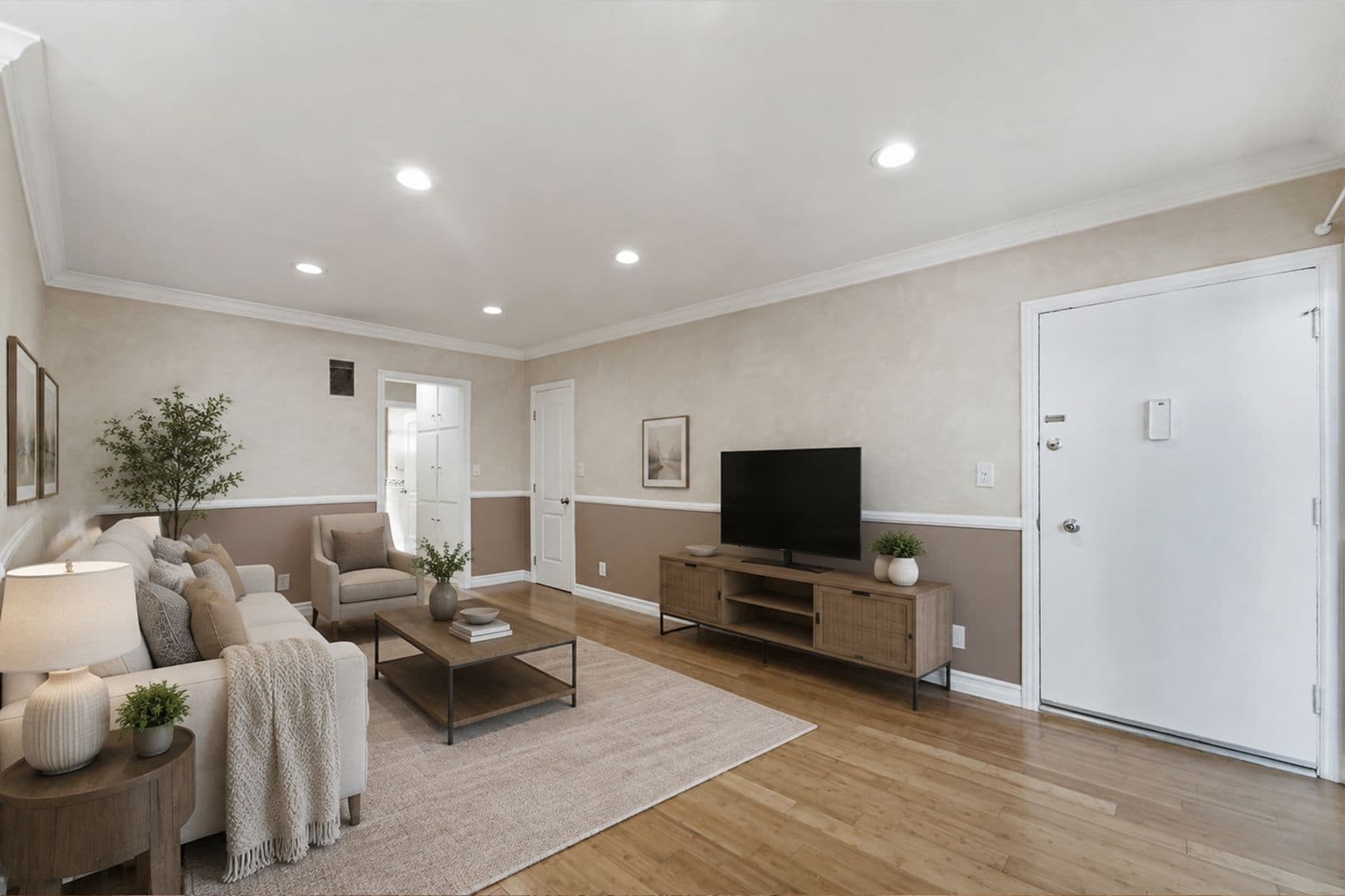 West Hollywood Apartment: 1032 N Gardner Ave