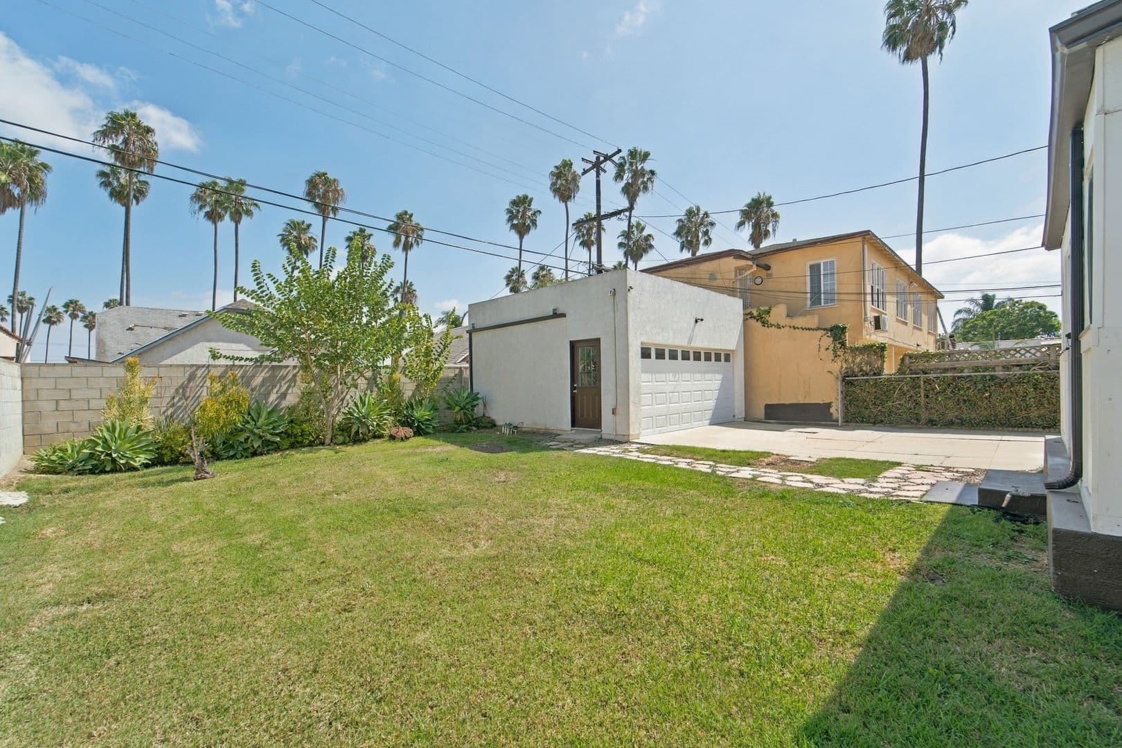 Los Angeles House: 5616 S. Rimpau Blvd