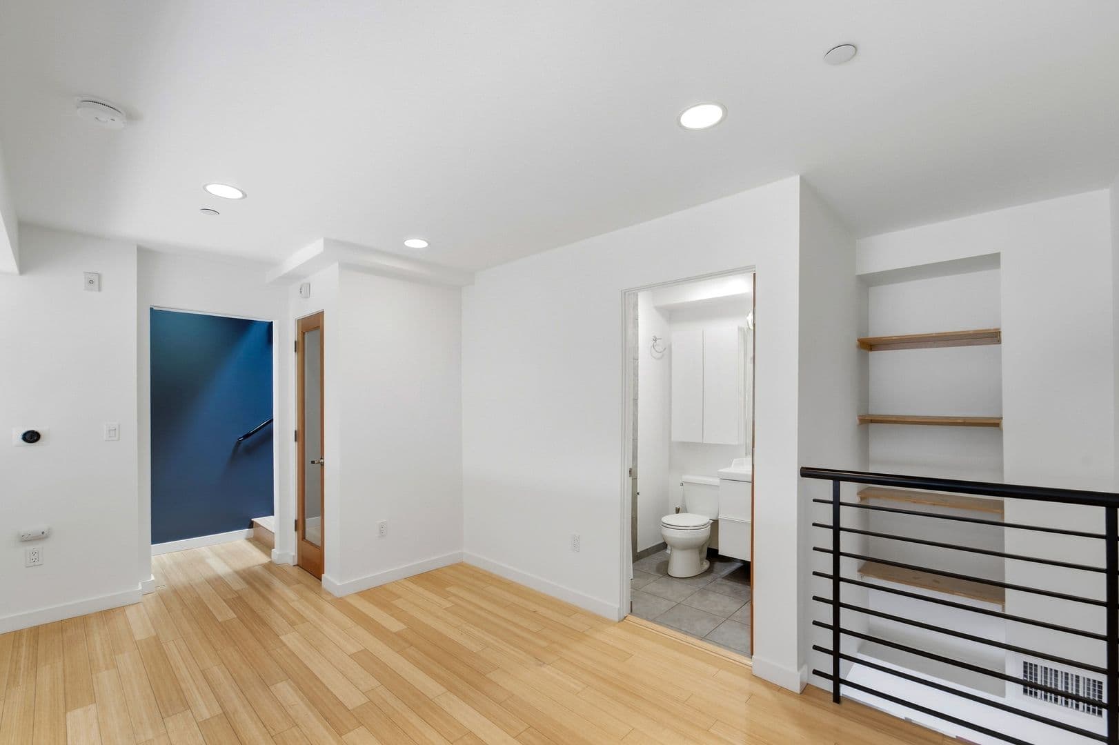Los Angeles House: 1120 N El Centro Ave