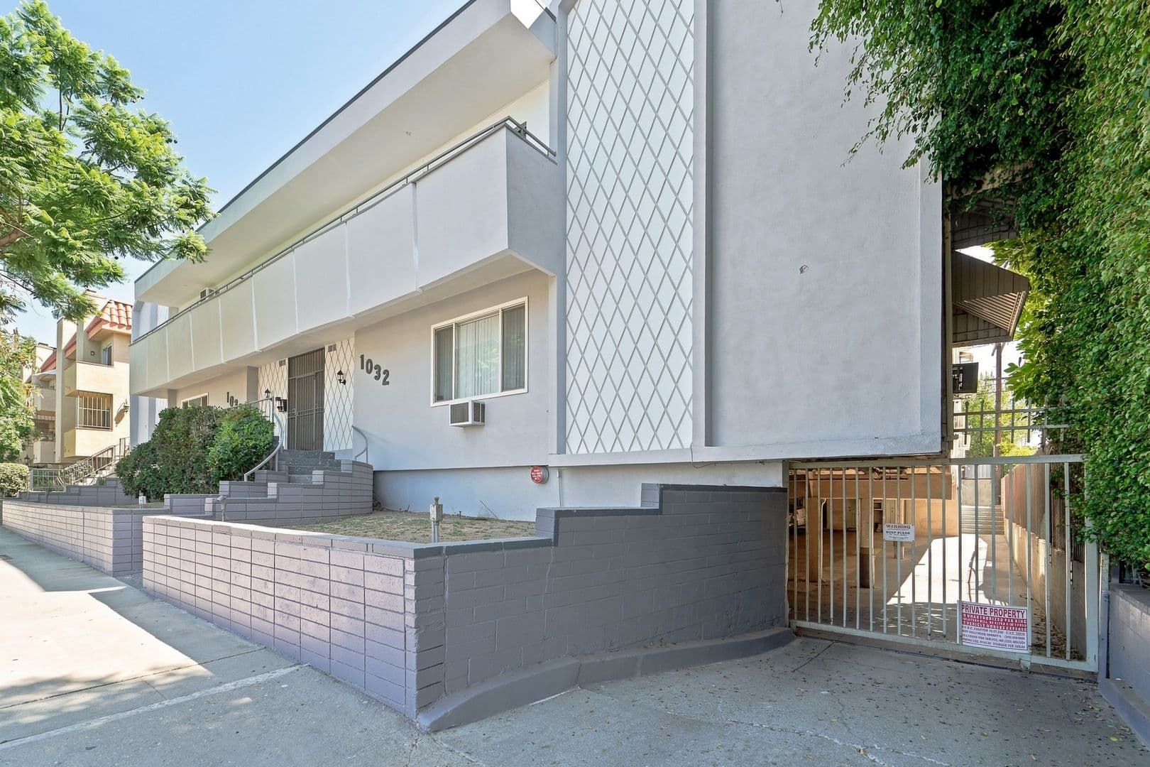 West Hollywood Apartment: 1032 N Gardner Ave