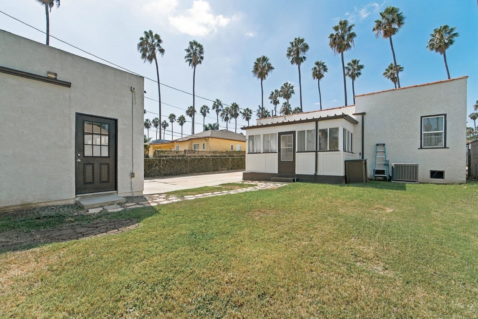 Los Angeles House: 5616 S. Rimpau Blvd