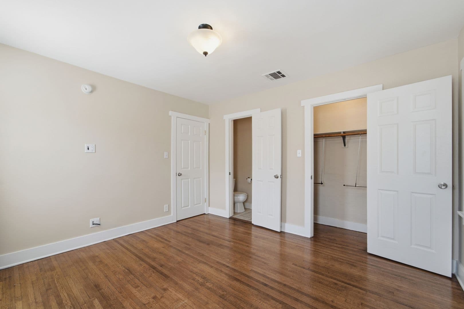 Los Angeles House: 5616 S. Rimpau Blvd