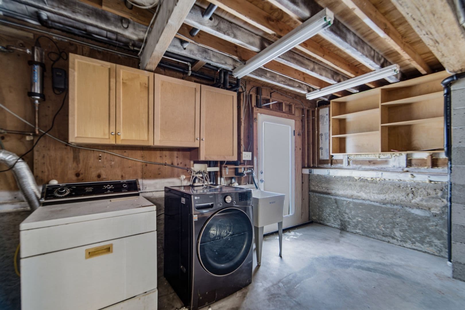 Los Angeles House: 2229 Echo Park Ave