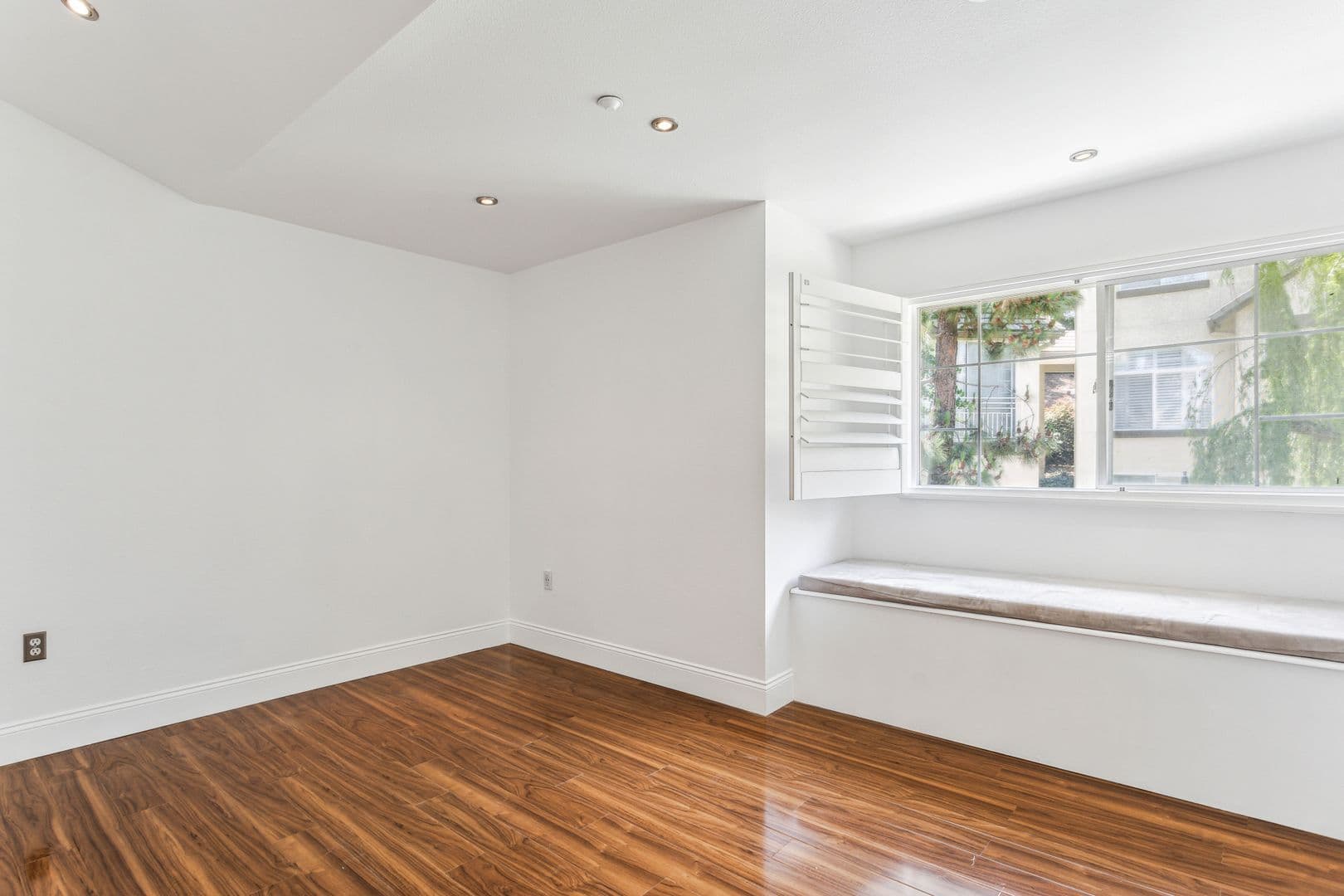 Los Angeles House: 4600 Don Lorenzo Dr