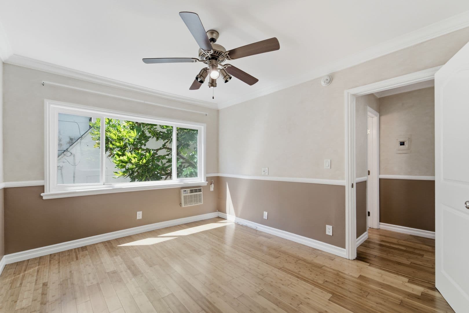 West Hollywood Apartment: 1032 N Gardner Ave