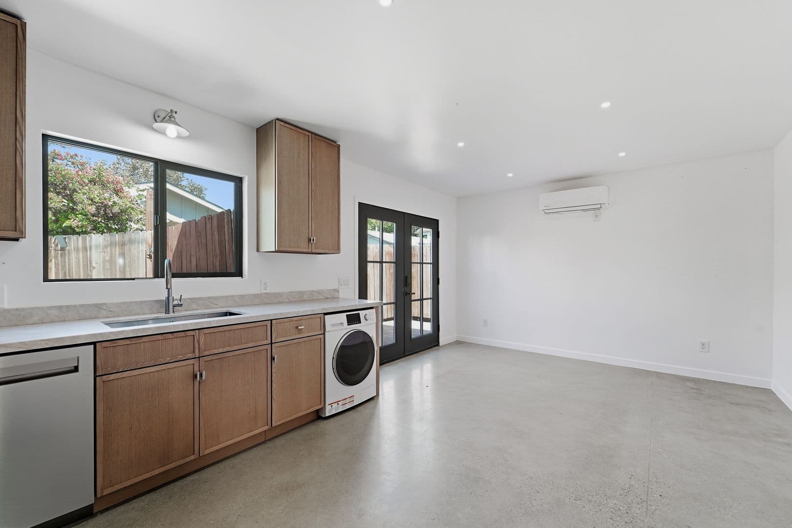 Los Angeles Apartment: 1756 W 37th Dr