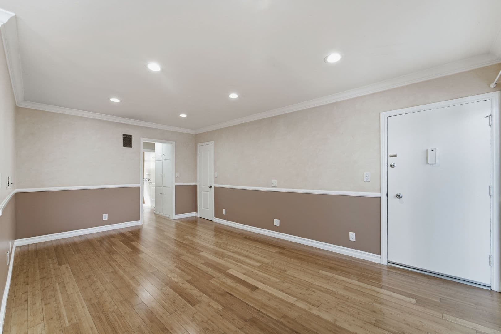 West Hollywood Apartment: 1032 N Gardner Ave