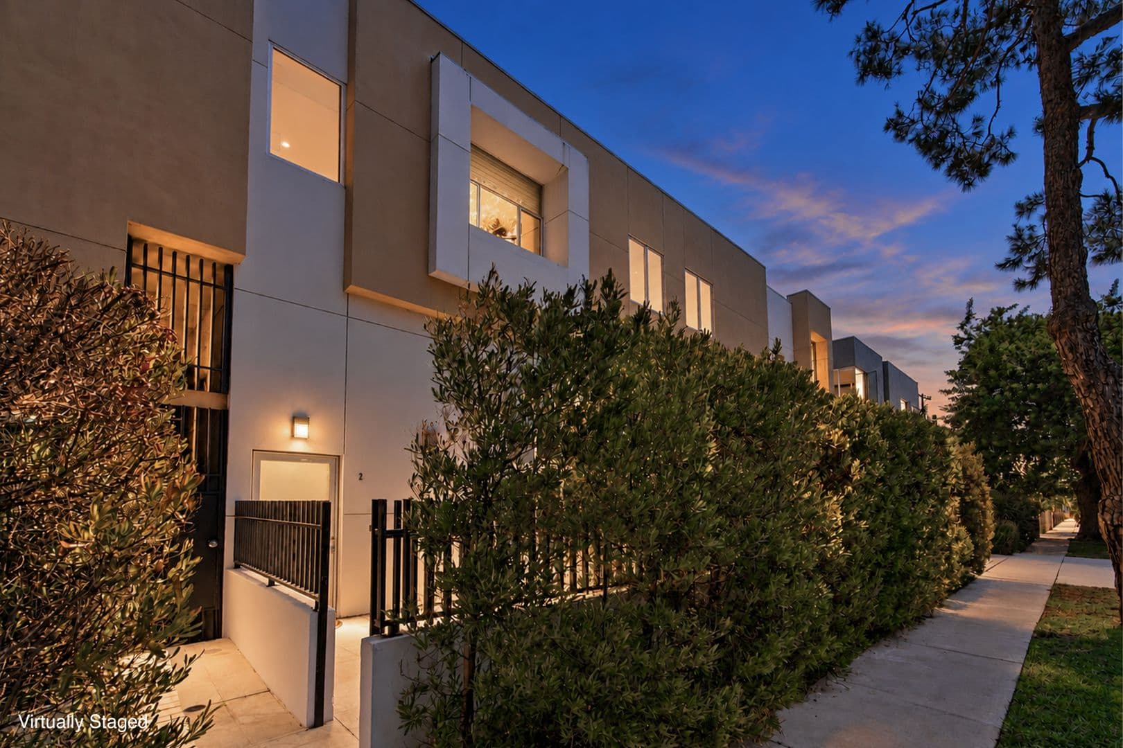 Los Angeles House: 1120 N El Centro Ave