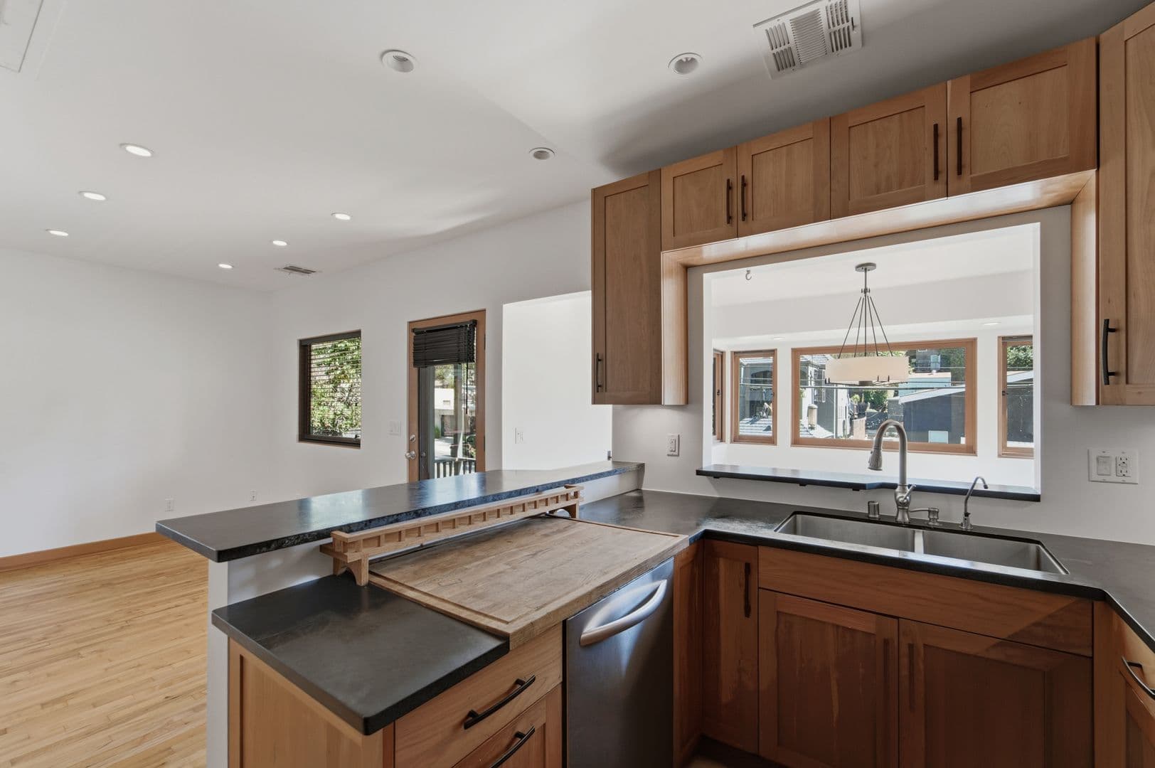 Los Angeles House: 2229 Echo Park Ave
