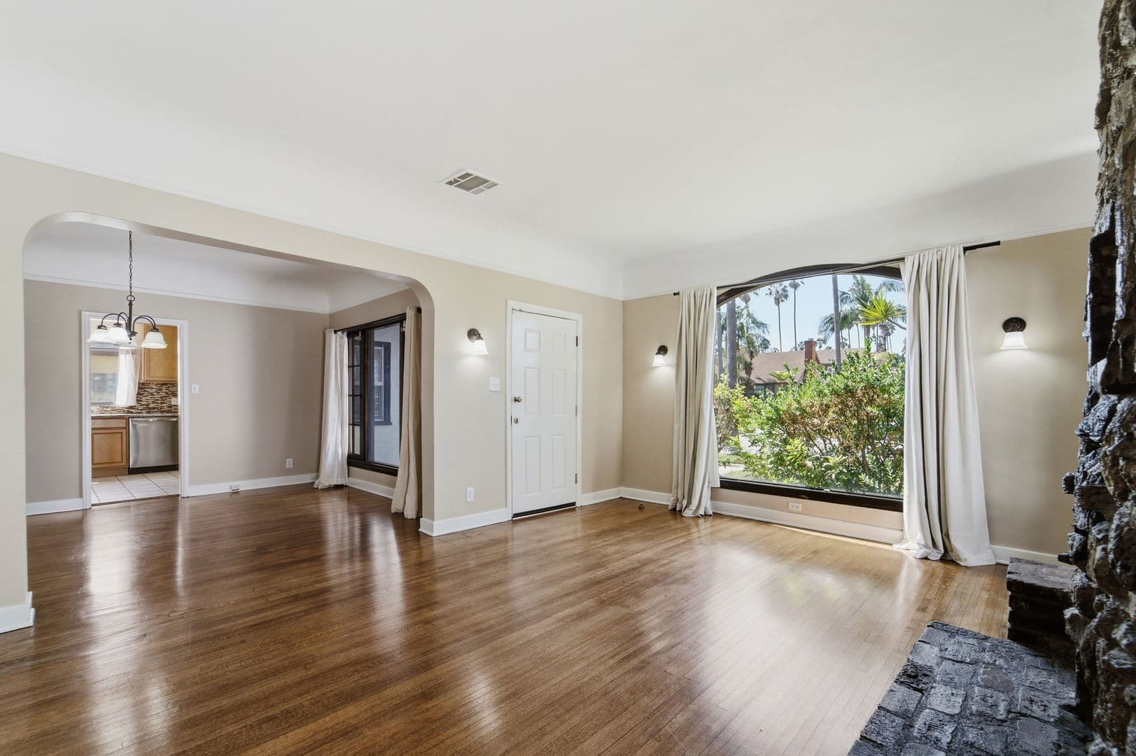 Los Angeles House: 5616 S. Rimpau Blvd