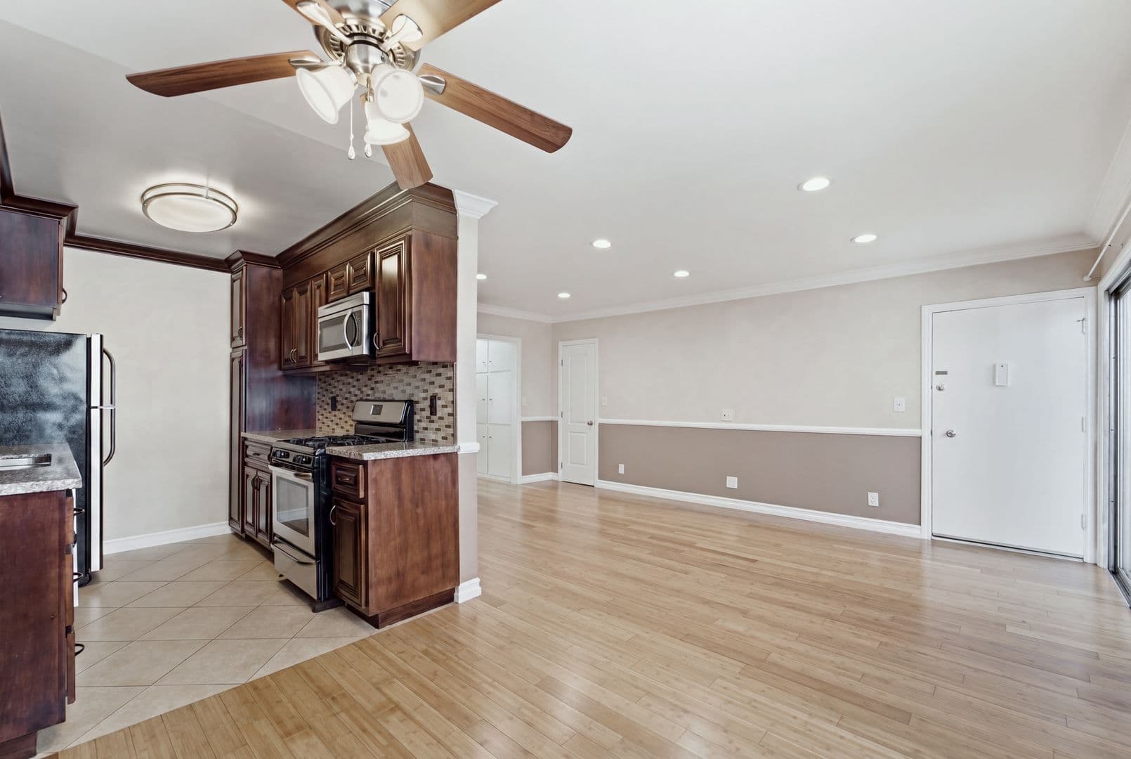 West Hollywood Apartment: 1032 N Gardner Ave