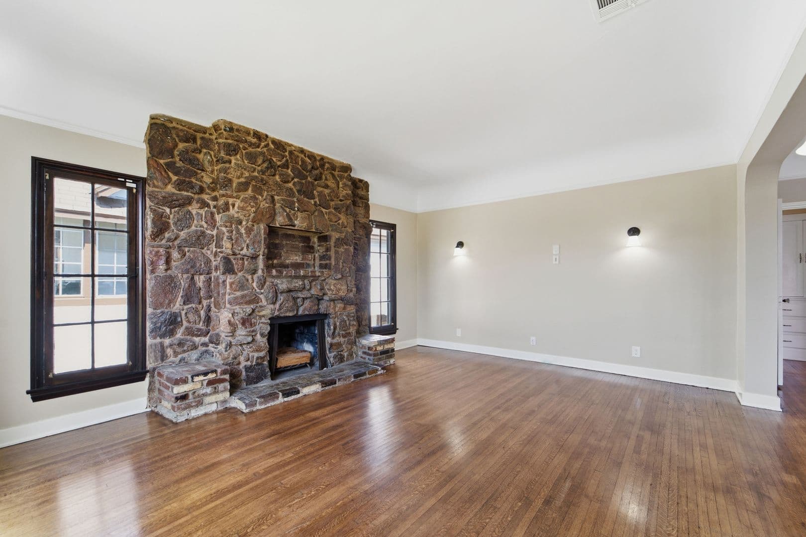 Los Angeles House: 5616 S. Rimpau Blvd