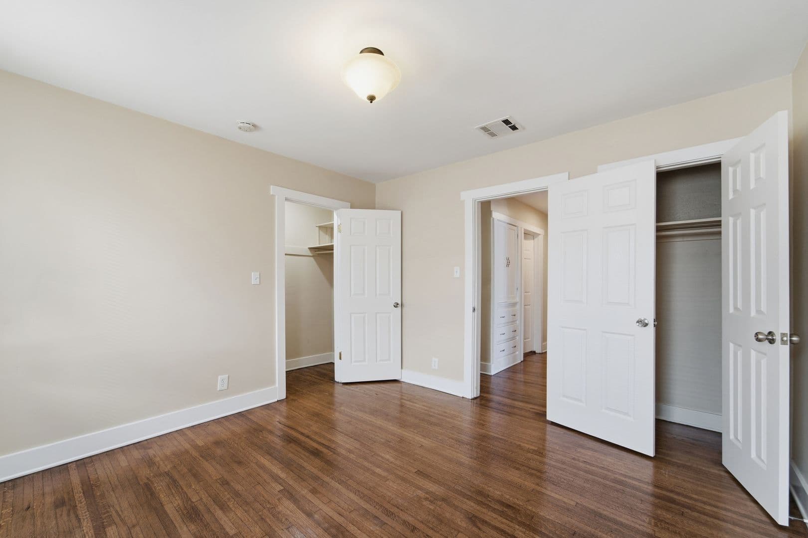Los Angeles House: 5616 S. Rimpau Blvd